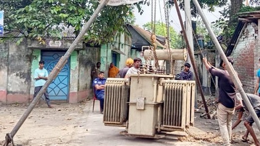 সৈয়দপুরে যুবলীগ নেতার দখলে থাকা রেল কোয়ার্টার থেকে ট্রান্সফরমার উদ্ধার